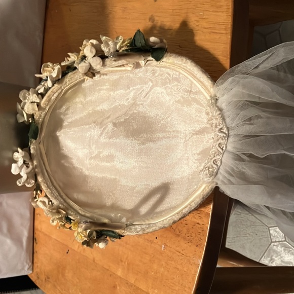 Lovely vintage crème satin like hat with flower band , satin bow n short back - Picture 8 of 9